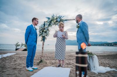 Miniature Location salle La Seyne-sur-Mer (Var) - Hôtel Restaurant George Sand #25 Chambre lumineuse avec lit double, décor beige et fenêtre ouverte offrant une vue sur la mer et les collines.