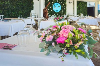 Miniature Location salle La Seyne-sur-Mer (Var) - Hôtel Restaurant George Sand #9 Chambre lumineuse avec lit double, décor beige et fenêtre ouverte offrant une vue sur la mer et les collines.