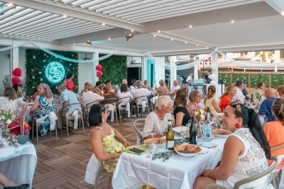 Miniature Location salle La Seyne-sur-Mer (Var) - Hôtel Restaurant George Sand #7 Chambre lumineuse avec lit double, décor beige et fenêtre ouverte offrant une vue sur la mer et les collines.