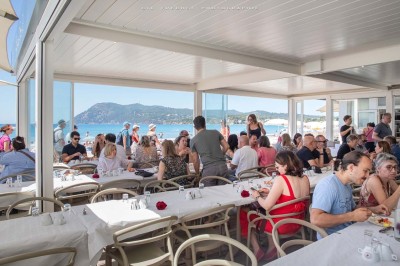 Miniature Location salle La Seyne-sur-Mer (Var) - Hôtel Restaurant George Sand #17 Chambre lumineuse avec lit double, décor beige et fenêtre ouverte offrant une vue sur la mer et les collines.