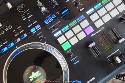 Miniature Location salle La Seyne-sur-Mer (Var) - Hôtel Restaurant George Sand #27 Chambre lumineuse avec lit double, décor beige et fenêtre ouverte offrant une vue sur la mer et les collines.