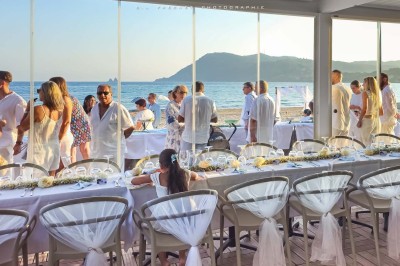 Miniature Location salle La Seyne-sur-Mer (Var) - Hôtel Restaurant George Sand #11 Chambre lumineuse avec lit double, décor beige et fenêtre ouverte offrant une vue sur la mer et les collines.