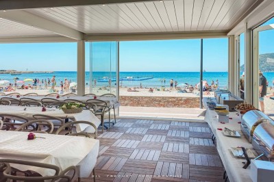 Miniature Location salle La Seyne-sur-Mer (Var) - Hôtel Restaurant George Sand #8 Chambre lumineuse avec lit double, décor beige et fenêtre ouverte offrant une vue sur la mer et les collines.