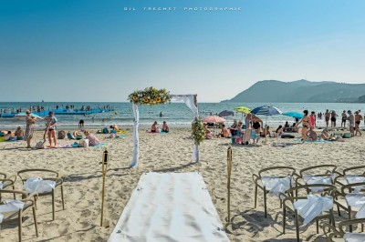 Miniature Location salle La Seyne-sur-Mer (Var) - Hôtel Restaurant George Sand #2 Chambre lumineuse avec lit double, décor beige et fenêtre ouverte offrant une vue sur la mer et les collines.