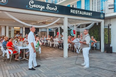 Miniature Location salle La Seyne-sur-Mer (Var) - Hôtel Restaurant George Sand #16 Chambre lumineuse avec lit double, décor beige et fenêtre ouverte offrant une vue sur la mer et les collines.