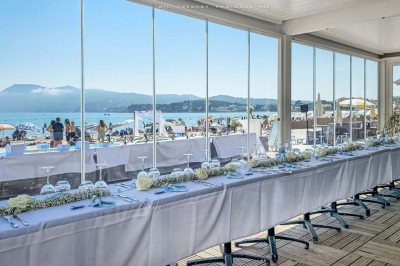 Miniature Location salle La Seyne-sur-Mer (Var) - Hôtel Restaurant George Sand #5 Chambre lumineuse avec lit double, décor beige et fenêtre ouverte offrant une vue sur la mer et les collines.