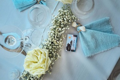 Miniature Location salle La Seyne-sur-Mer (Var) - Hôtel Restaurant George Sand #6 Chambre lumineuse avec lit double, décor beige et fenêtre ouverte offrant une vue sur la mer et les collines.