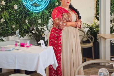 Miniature Location salle La Seyne-sur-Mer (Var) - Hôtel Restaurant George Sand #10 Chambre lumineuse avec lit double, décor beige et fenêtre ouverte offrant une vue sur la mer et les collines.