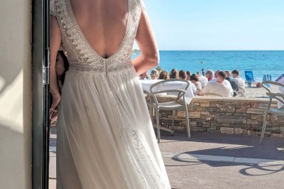 Miniature Location salle La Seyne-sur-Mer (Var) - Hôtel Restaurant George Sand #12 Chambre lumineuse avec lit double, décor beige et fenêtre ouverte offrant une vue sur la mer et les collines.