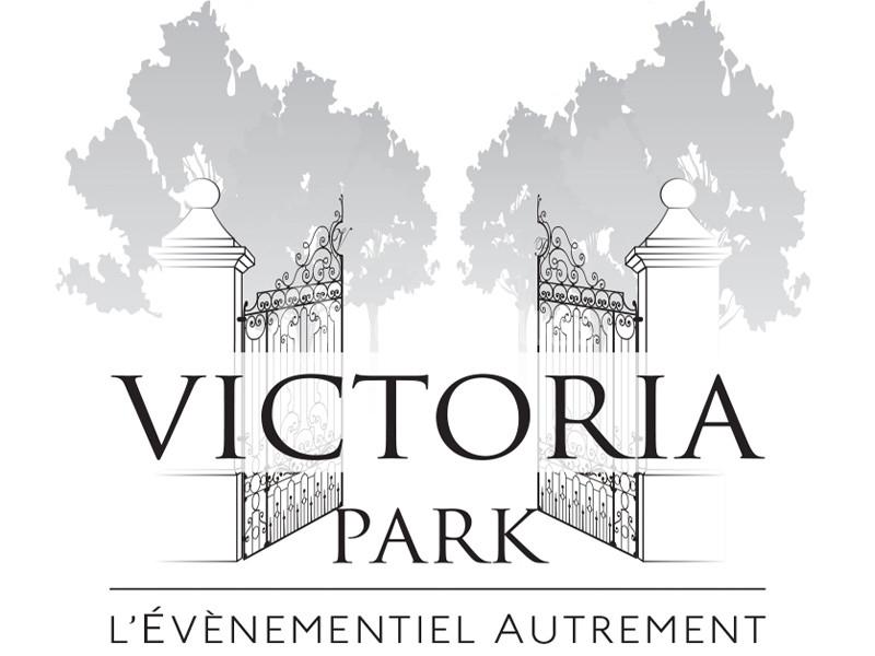 Illustration en noir et blanc de grilles ouvertes devant des arbres, avec le texte ’Victoria Park, l'événementiel autrement’.