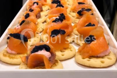 Miniature Location salle Noisy-le-Grand (Seine-Saint-Denis) - Victoria Park #15 Illustration en noir et blanc de grilles ouvertes devant des arbres, avec le texte ’Victoria Park, l'événementiel autrement’.