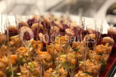 Miniature Location salle Noisy-le-Grand (Seine-Saint-Denis) - Victoria Park #16 Illustration en noir et blanc de grilles ouvertes devant des arbres, avec le texte ’Victoria Park, l'événementiel autrement’.