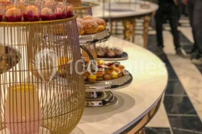 Miniature Location salle Noisy-le-Grand (Seine-Saint-Denis) - Victoria Park #17 Illustration en noir et blanc de grilles ouvertes devant des arbres, avec le texte ’Victoria Park, l'événementiel autrement’.