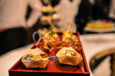 Miniature Location salle Noisy-le-Grand (Seine-Saint-Denis) - Victoria Park #19 Illustration en noir et blanc de grilles ouvertes devant des arbres, avec le texte ’Victoria Park, l'événementiel autrement’.