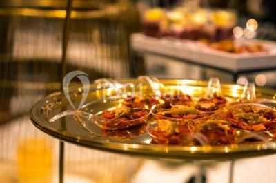 Miniature Location salle Noisy-le-Grand (Seine-Saint-Denis) - Victoria Park #18 Illustration en noir et blanc de grilles ouvertes devant des arbres, avec le texte ’Victoria Park, l'événementiel autrement’.