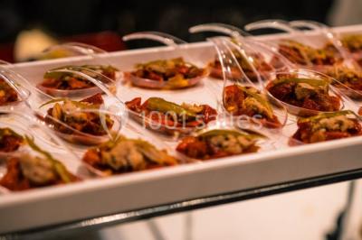 Miniature Location salle Noisy-le-Grand (Seine-Saint-Denis) - Victoria Park #21 Illustration en noir et blanc de grilles ouvertes devant des arbres, avec le texte ’Victoria Park, l'événementiel autrement’.