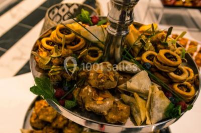 Miniature Location salle Noisy-le-Grand (Seine-Saint-Denis) - Victoria Park #20 Illustration en noir et blanc de grilles ouvertes devant des arbres, avec le texte ’Victoria Park, l'événementiel autrement’.