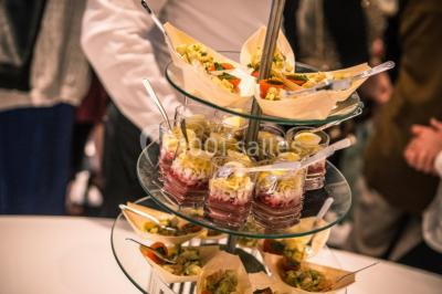 Miniature Location salle Noisy-le-Grand (Seine-Saint-Denis) - Victoria Park #22 Illustration en noir et blanc de grilles ouvertes devant des arbres, avec le texte ’Victoria Park, l'événementiel autrement’.