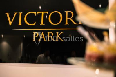 Miniature Location salle Noisy-le-Grand (Seine-Saint-Denis) - Victoria Park #6 Illustration en noir et blanc de grilles ouvertes devant des arbres, avec le texte ’Victoria Park, l'événementiel autrement’.