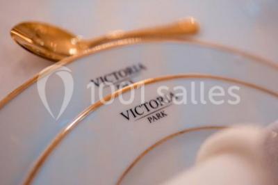 Miniature Location salle Noisy-le-Grand (Seine-Saint-Denis) - Victoria Park #4 Illustration en noir et blanc de grilles ouvertes devant des arbres, avec le texte ’Victoria Park, l'événementiel autrement’.