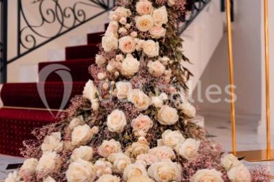 Miniature Location salle Noisy-le-Grand (Seine-Saint-Denis) - Victoria Park #8 Illustration en noir et blanc de grilles ouvertes devant des arbres, avec le texte ’Victoria Park, l'événementiel autrement’.