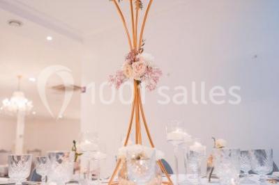 Miniature Location salle Noisy-le-Grand (Seine-Saint-Denis) - Victoria Park #14 Illustration en noir et blanc de grilles ouvertes devant des arbres, avec le texte ’Victoria Park, l'événementiel autrement’.