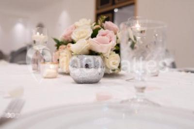 Miniature Location salle Noisy-le-Grand (Seine-Saint-Denis) - Victoria Park #12 Illustration en noir et blanc de grilles ouvertes devant des arbres, avec le texte ’Victoria Park, l'événementiel autrement’.