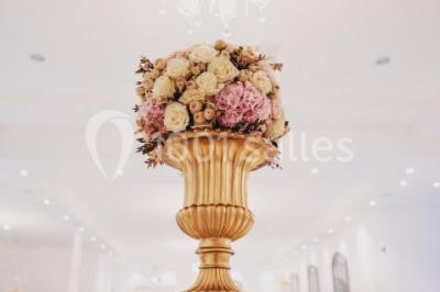 Miniature Location salle Noisy-le-Grand (Seine-Saint-Denis) - Victoria Park #10 Illustration en noir et blanc de grilles ouvertes devant des arbres, avec le texte ’Victoria Park, l'événementiel autrement’.