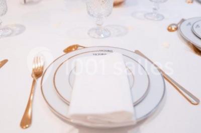 Miniature Location salle Noisy-le-Grand (Seine-Saint-Denis) - Victoria Park #3 Illustration en noir et blanc de grilles ouvertes devant des arbres, avec le texte ’Victoria Park, l'événementiel autrement’.