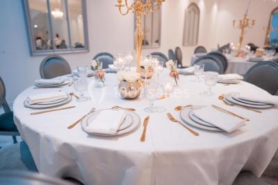 Miniature Location salle Noisy-le-Grand (Seine-Saint-Denis) - Victoria Park #2 Illustration en noir et blanc de grilles ouvertes devant des arbres, avec le texte ’Victoria Park, l'événementiel autrement’.