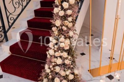 Miniature Location salle Noisy-le-Grand (Seine-Saint-Denis) - Victoria Park #11 Illustration en noir et blanc de grilles ouvertes devant des arbres, avec le texte ’Victoria Park, l'événementiel autrement’.