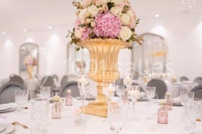 Miniature Location salle Noisy-le-Grand (Seine-Saint-Denis) - Victoria Park #13 Illustration en noir et blanc de grilles ouvertes devant des arbres, avec le texte ’Victoria Park, l'événementiel autrement’.