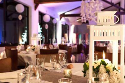 Miniature Location salle Lieusaint (Seine-et-Marne) - La Ferme de Villepecle #13 Groupe de personnes réunies en extérieur sous une structure métallique, devant un bâtiment en pierre et bois.