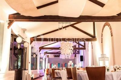 Miniature Location salle Lieusaint (Seine-et-Marne) - La Ferme de Villepecle #9 Groupe de personnes réunies en extérieur sous une structure métallique, devant un bâtiment en pierre et bois.