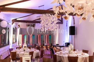 Miniature Location salle Lieusaint (Seine-et-Marne) - La Ferme de Villepecle #12 Groupe de personnes réunies en extérieur sous une structure métallique, devant un bâtiment en pierre et bois.