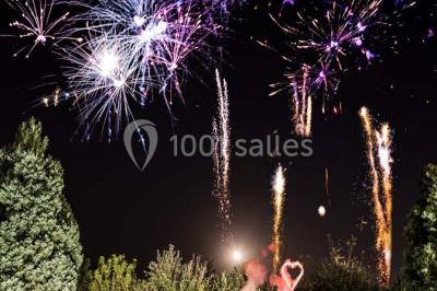 Miniature Location salle Lieusaint (Seine-et-Marne) - La Ferme de Villepecle #18 Groupe de personnes réunies en extérieur sous une structure métallique, devant un bâtiment en pierre et bois.