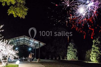 Miniature Location salle Lieusaint (Seine-et-Marne) - La Ferme de Villepecle #20 Groupe de personnes réunies en extérieur sous une structure métallique, devant un bâtiment en pierre et bois.