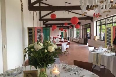 Miniature Location salle Lieusaint (Seine-et-Marne) - La Ferme de Villepecle #15 Groupe de personnes réunies en extérieur sous une structure métallique, devant un bâtiment en pierre et bois.