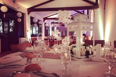 Miniature Location salle Lieusaint (Seine-et-Marne) - La Ferme de Villepecle #14 Groupe de personnes réunies en extérieur sous une structure métallique, devant un bâtiment en pierre et bois.