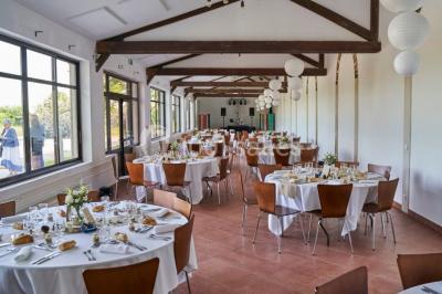 Miniature Location salle Lieusaint (Seine-et-Marne) - La Ferme de Villepecle #8 Groupe de personnes réunies en extérieur sous une structure métallique, devant un bâtiment en pierre et bois.