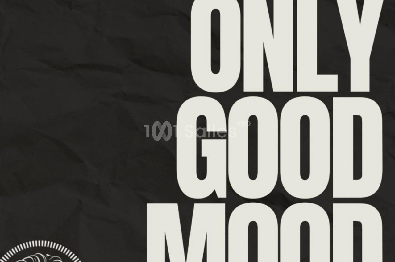 Texte blanc ’Only Good Mood’ sur fond noir texturé, avec un logo de lion stylisé en bas à gauche.