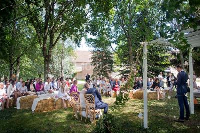 Miniature Location salle Maligny (Côte-d'Or) - Domaine du Grand Nanteux #20 Tables décorées pour un événement avec chandeliers, compositions florales suspendues et lumière tamisée.