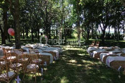 Miniature Location salle Maligny (Côte-d'Or) - Domaine du Grand Nanteux #12 Tables décorées pour un événement avec chandeliers, compositions florales suspendues et lumière tamisée.