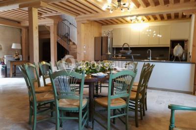 Miniature Location salle Maligny (Côte-d'Or) - Domaine du Grand Nanteux #24 Tables décorées pour un événement avec chandeliers, compositions florales suspendues et lumière tamisée.