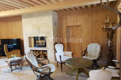 Miniature Location salle Maligny (Côte-d'Or) - Domaine du Grand Nanteux #22 Tables décorées pour un événement avec chandeliers, compositions florales suspendues et lumière tamisée.