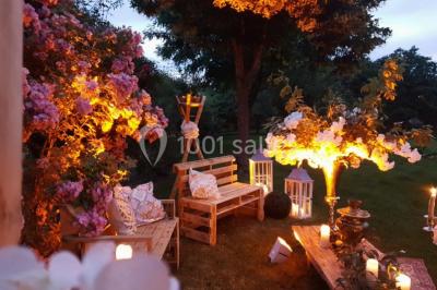 Miniature Location salle Maligny (Côte-d'Or) - Domaine du Grand Nanteux #23 Tables décorées pour un événement avec chandeliers, compositions florales suspendues et lumière tamisée.