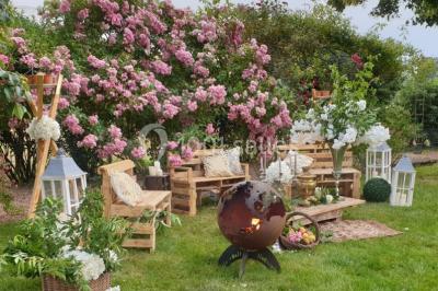 Miniature Location salle Maligny (Côte-d'Or) - Domaine du Grand Nanteux #8 Tables décorées pour un événement avec chandeliers, compositions florales suspendues et lumière tamisée.
