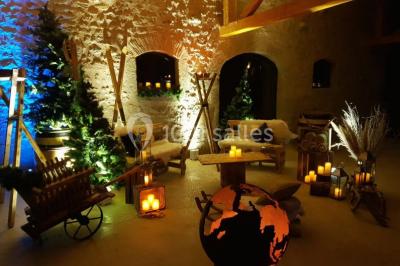 Miniature Location salle Maligny (Côte-d'Or) - Domaine du Grand Nanteux #14 Tables décorées pour un événement avec chandeliers, compositions florales suspendues et lumière tamisée.