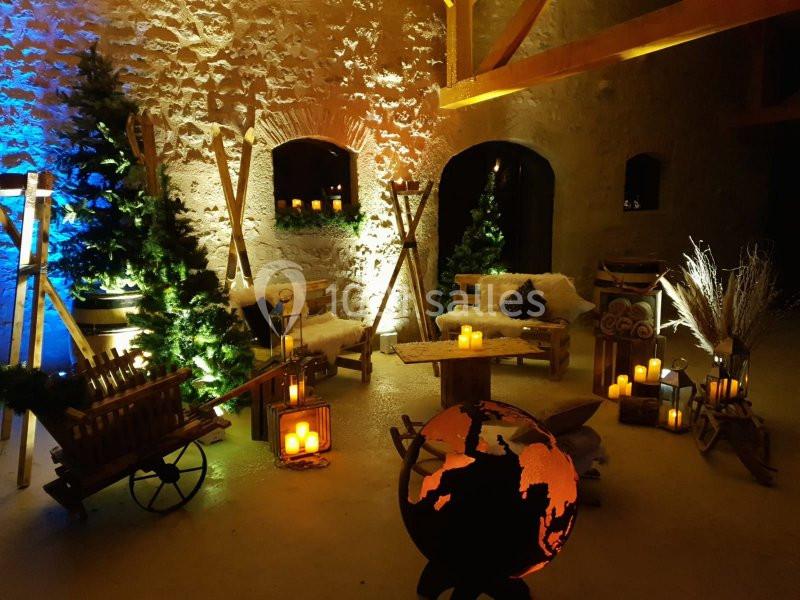 Location salle Maligny (Côte-d'Or) - Domaine du Grand Nanteux #14 Décoration chaleureuse avec bougies, sapins, fauteuils en bois et globe lumineux dans une ambiance rustique.