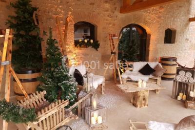 Miniature Location salle Maligny (Côte-d'Or) - Domaine du Grand Nanteux #25 Tables décorées pour un événement avec chandeliers, compositions florales suspendues et lumière tamisée.